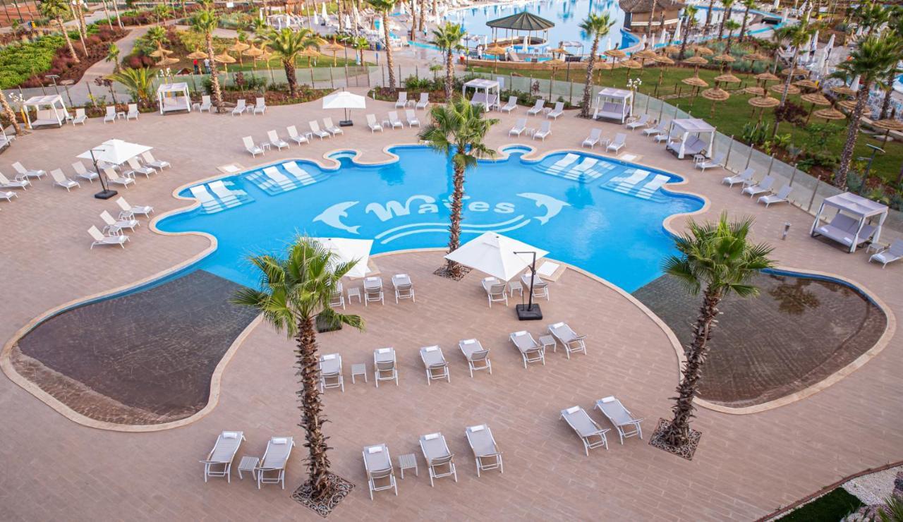 Waves Aqua Resort Кенитра Екстериор снимка The swimming pool at the hotel