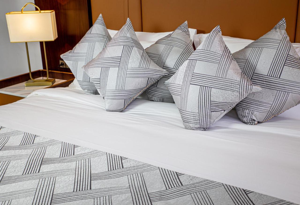 Waves Aqua Resort Кенитра Екстериор снимка A bed with cushions