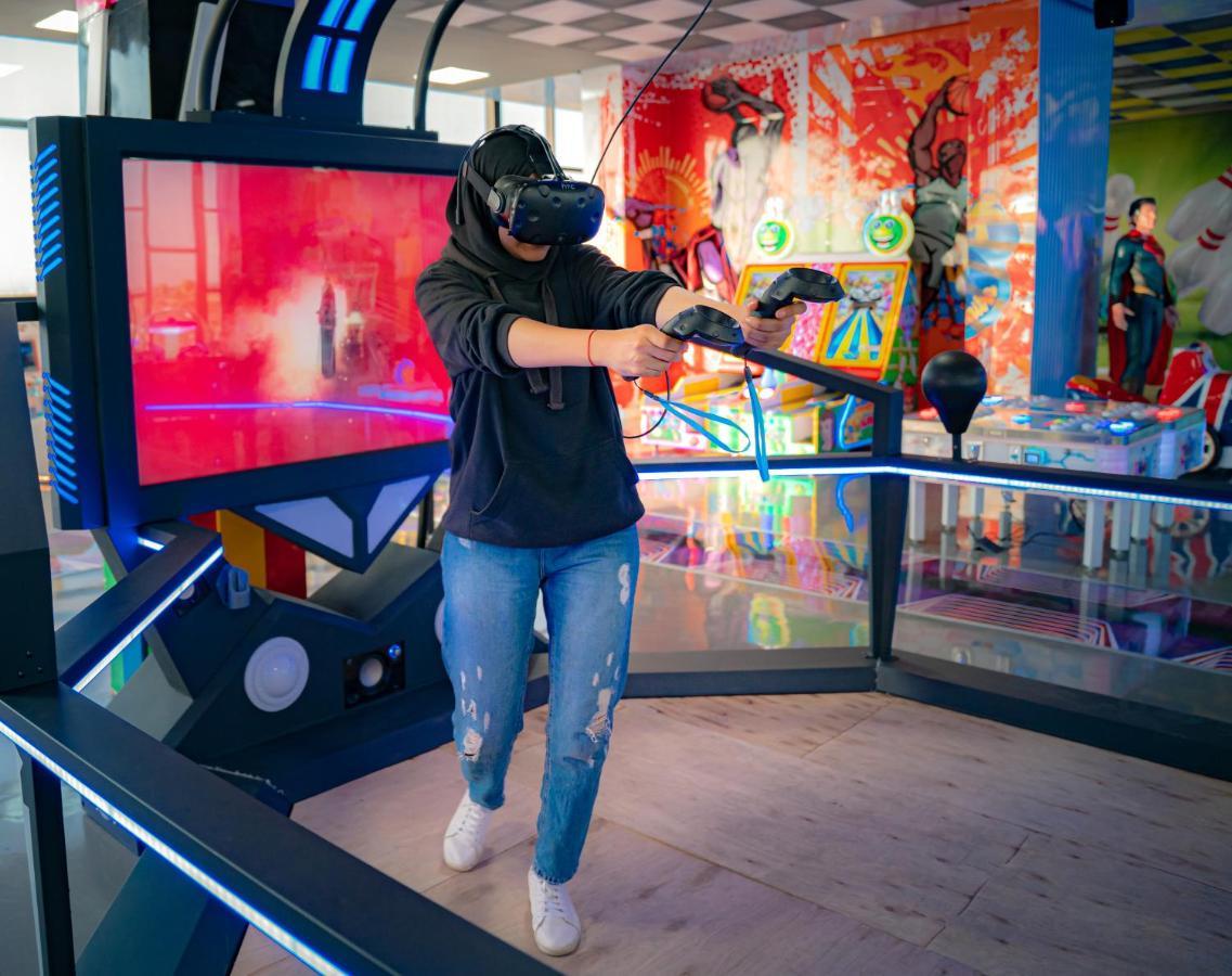Waves Aqua Resort Кенитра Екстериор снимка A visitor uses a virtual reality headset at the museum.