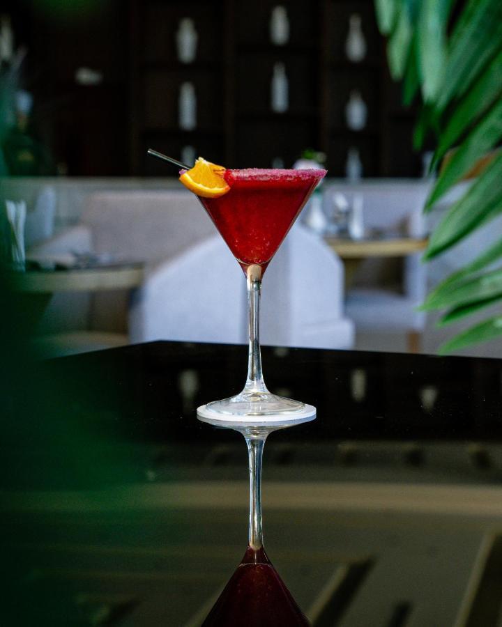 Waves Aqua Resort Кенитра Екстериор снимка A cosmopolitan garnished with a lime wheel