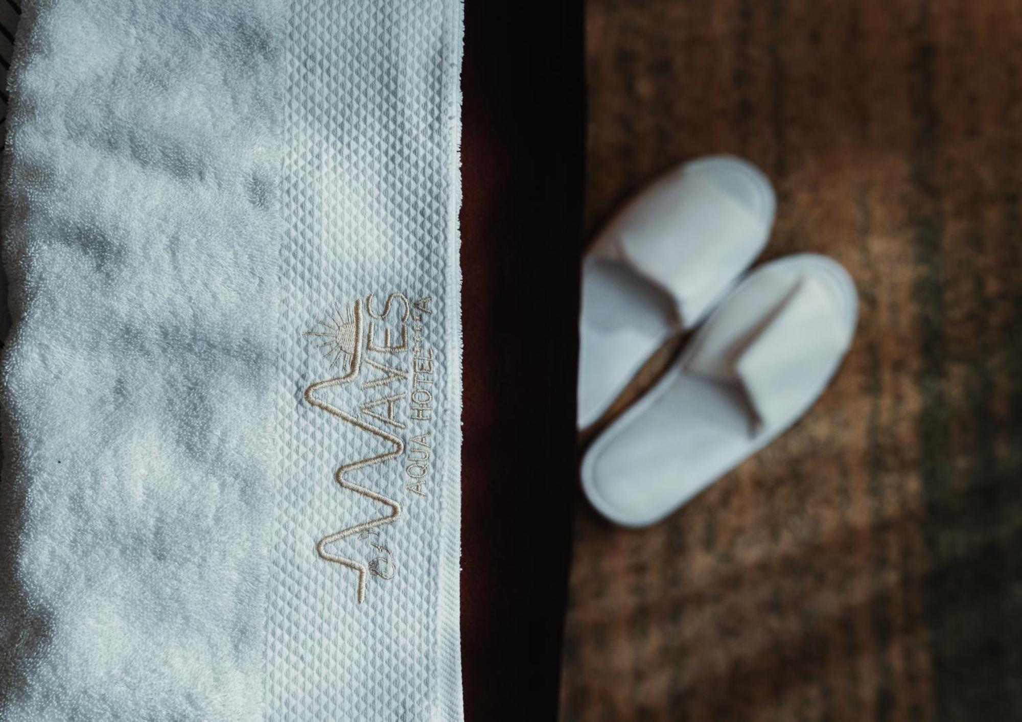 Waves Aqua Resort Кенитра Екстериор снимка A bathrobe and slippers