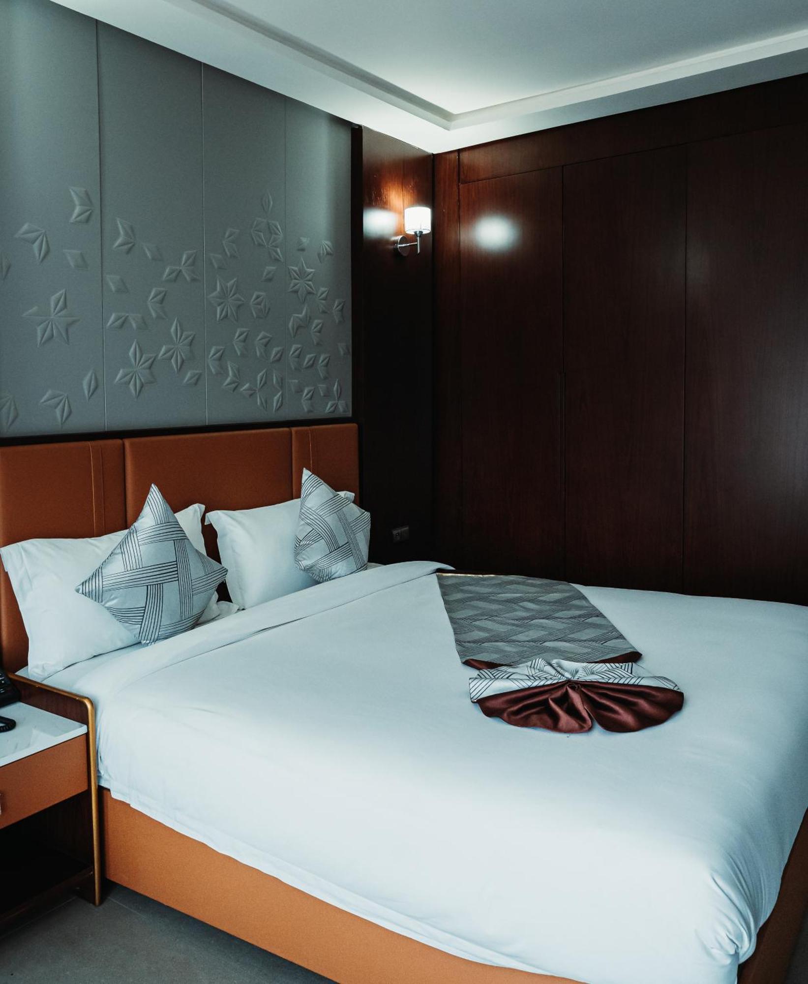 Waves Aqua Resort Кенитра Екстериор снимка A bed in a hotel room